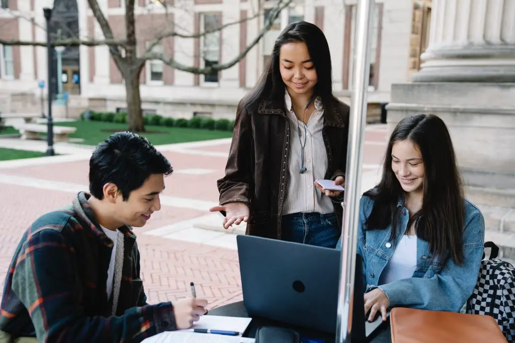 10 Creative Ways To Celebrate First Day Of Senior Year - Herofe